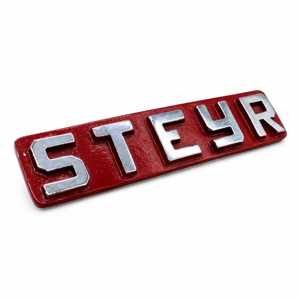 Steyr Emblem Groß Rot für Motorhaube vorne T182 & T185 – Messing verchromt