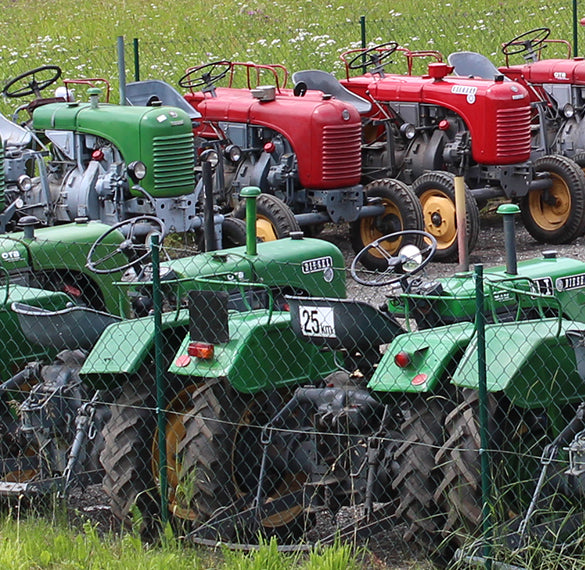 Traktorenhandel OTB Landtechnik Handel verschiedene Steyr Traktoren nebeneinander