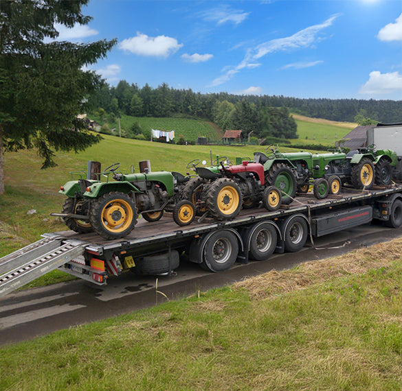 Steyr Oldtimer Traktoren auf einem LKW