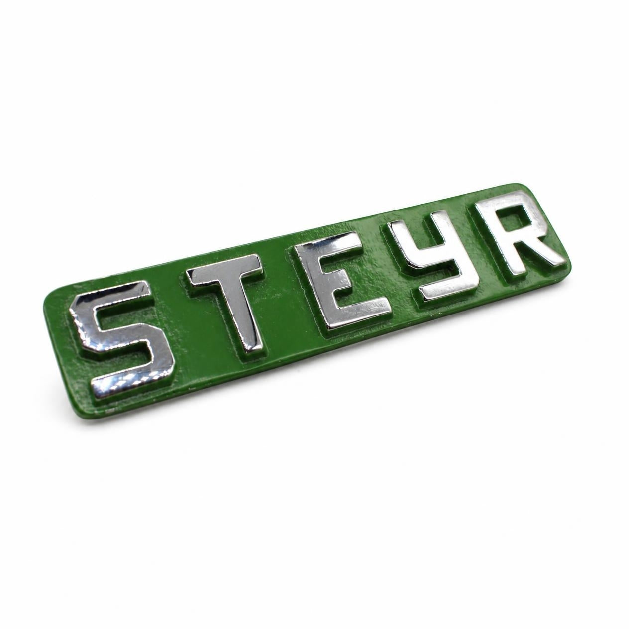 Steyr Emblem Groß Grün für Motorhaube vorne T180a & T185 – Messing verchromt