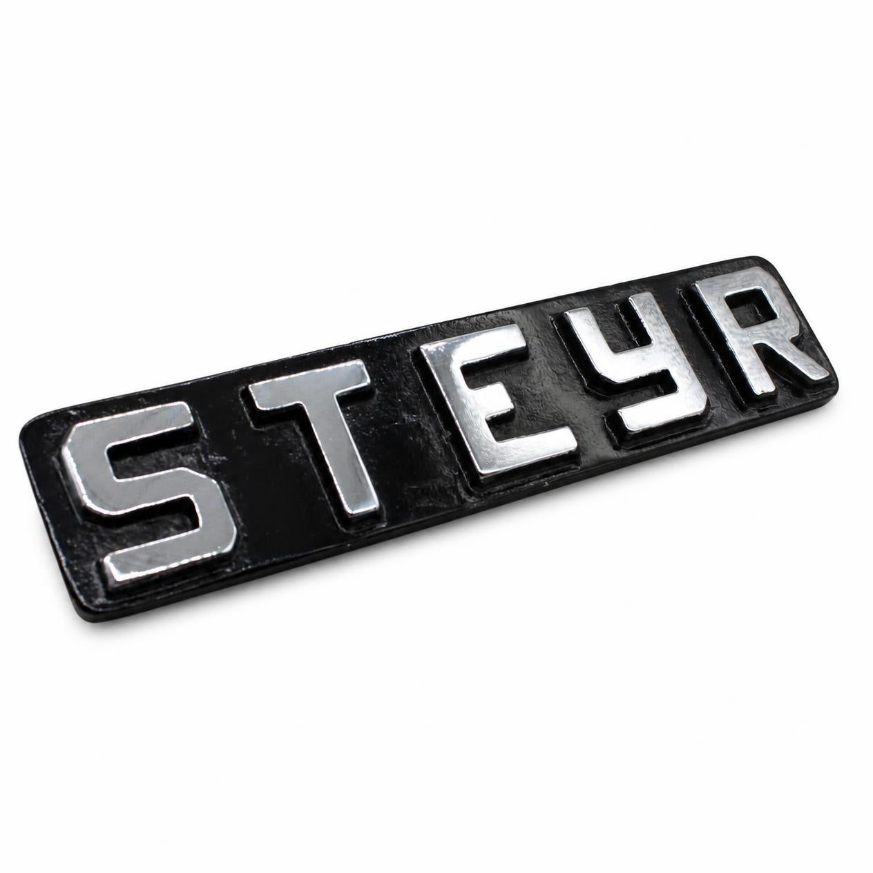Steyr Emblem Groß Schwarz für Motorhaube vorne T180a & T185 – Messing verchromt