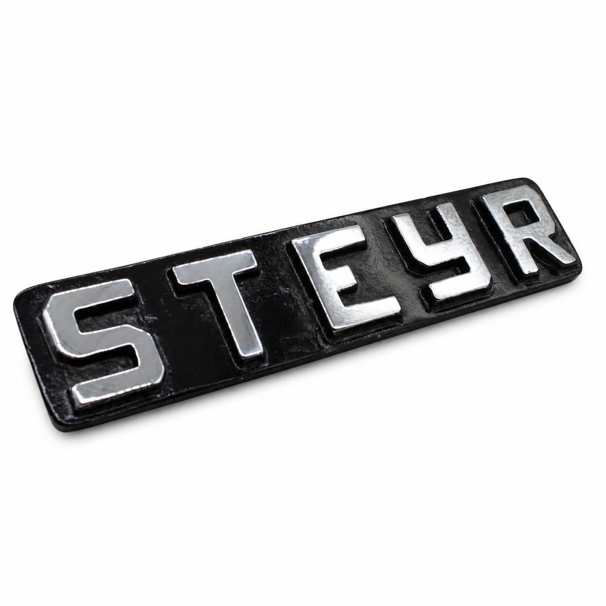 Steyr Emblem Groß Schwarz für Motorhaube vorne T180a & T185 – Messing verchromt